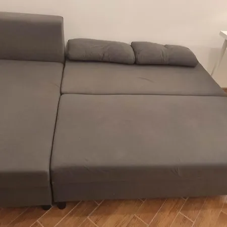 With 2 Shared Bathrooms ,wc , 2km To Old Town -100m From Metro Szwedzka 바르샤바