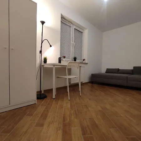 Camping With 2 Shared Bathrooms ,wc , 2km To Old Town -100m From Metro Szwedzka *