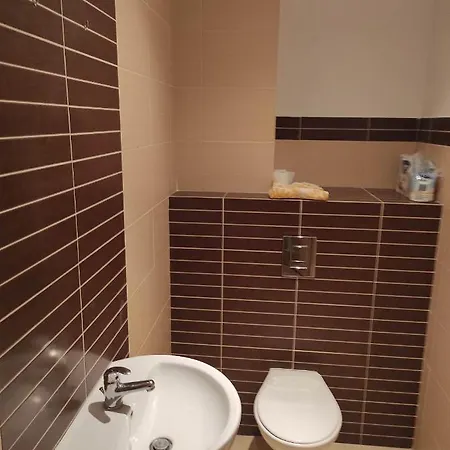 With 2 Shared Bathrooms ,wc , 2km To Old Town -100m From Metro Szwedzka Βαρσοβία