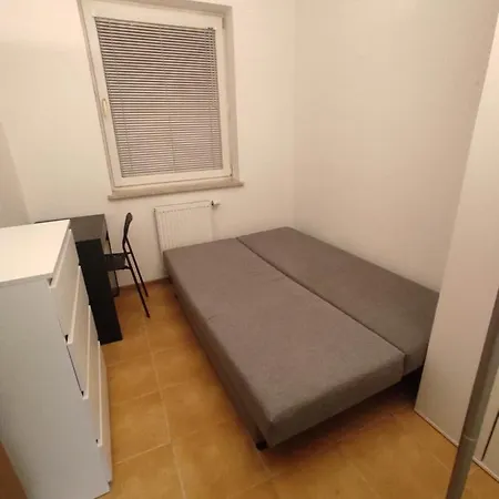 Campsite With 2 Shared Bathrooms ,wc , 2km To Old Town -100m From Metro Szwedzka *