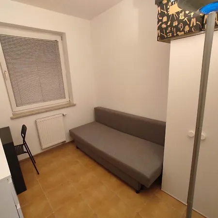 Campsite With 2 Shared Bathrooms ,wc , 2km To Old Town -100m From Metro Szwedzka Warsaw