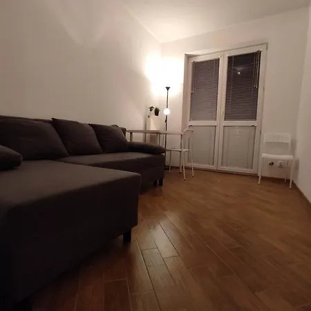 With 2 Shared Bathrooms ,wc , 2km To Old Town -100m From Metro Szwedzka مكان تخييم *