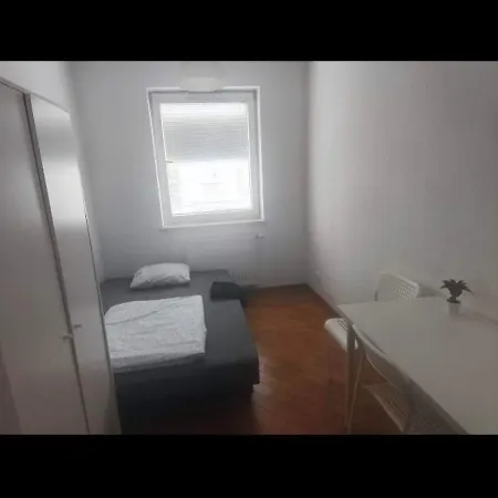 Campsite With 2 Shared Bathrooms ,wc , 2km To Old Town -100m From Metro Szwedzka