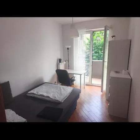 With 2 Shared Bathrooms ,wc , 2km To Old Town -100m From Metro Szwedzka キャンプ場 *