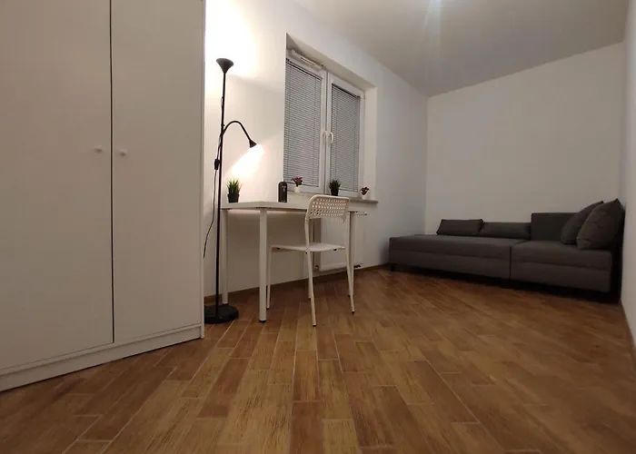 Campsite With 2 Shared Bathrooms ,wc , 2km To Old Town -100m From Metro Szwedzka *