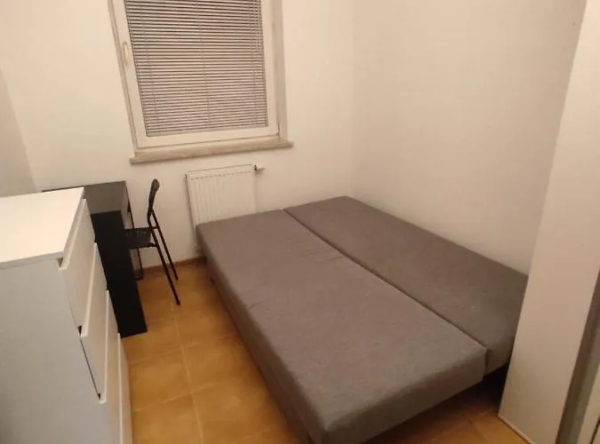 Campsite With 2 Shared Bathrooms ,wc , 2km To Old Town -100m From Metro Szwedzka *