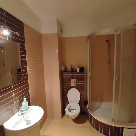 캠프장 With 2 Shared Bathrooms ,wc , 2km To Old Town -100m From Metro Szwedzka *